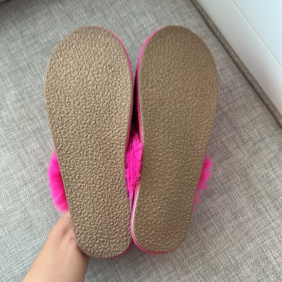 ANTHROPOLOGIE Cozy Slippers | Faux Fur Slippers | Pink Slippers - Picture 4 of 4